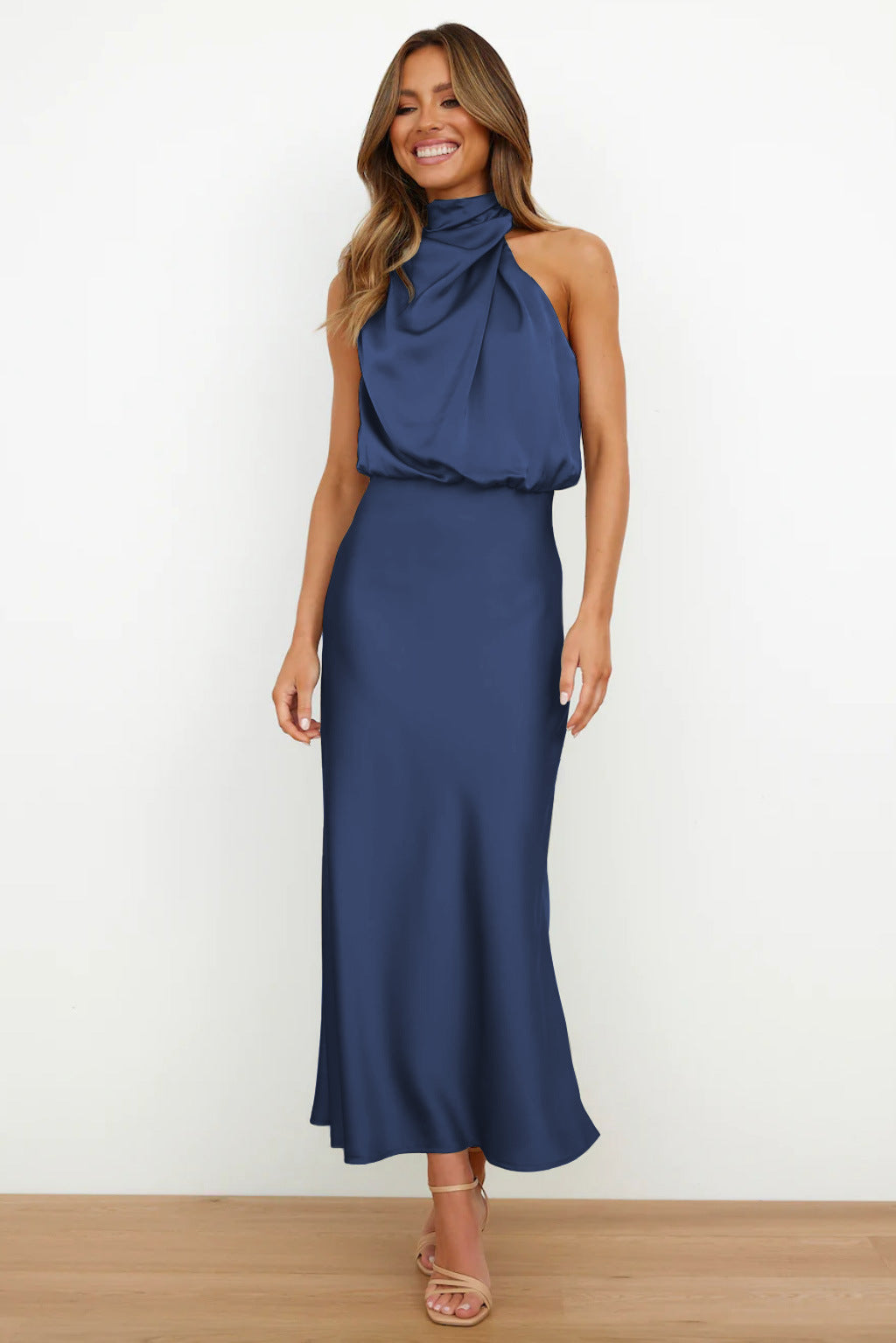 Maria™ - Elegantes ärmelloses Kleid aus Satin mit raffiniertem Schildkrötenausschnitt