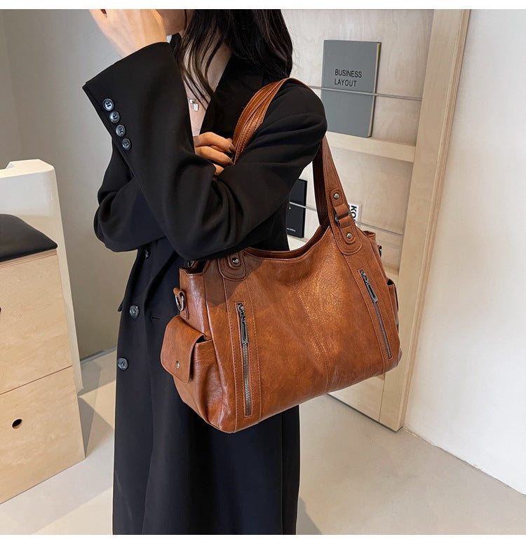 Nivea™ - Elegante und geräumige Tote Bag aus Leder