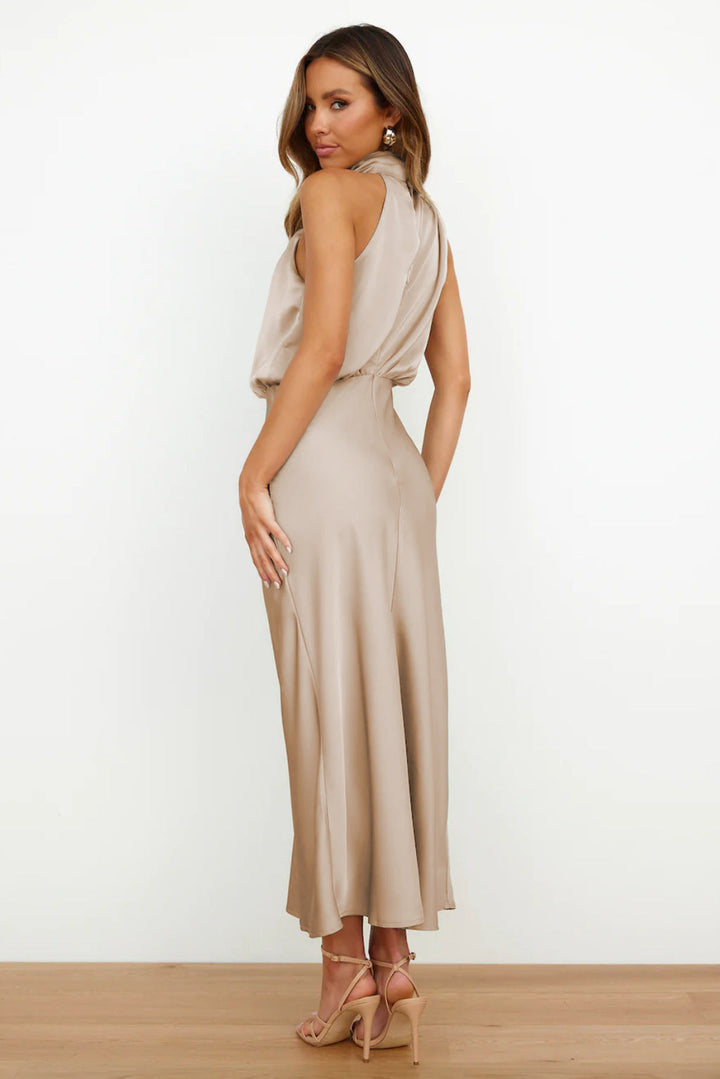 Maria™ - Elegantes ärmelloses Kleid aus Satin mit raffiniertem Schildkrötenausschnitt