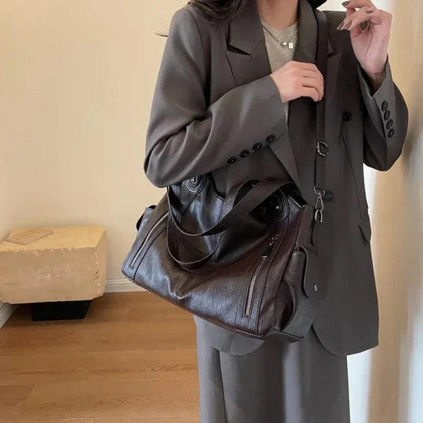 Nivea™ - Elegante und geräumige Tote Bag aus Leder
