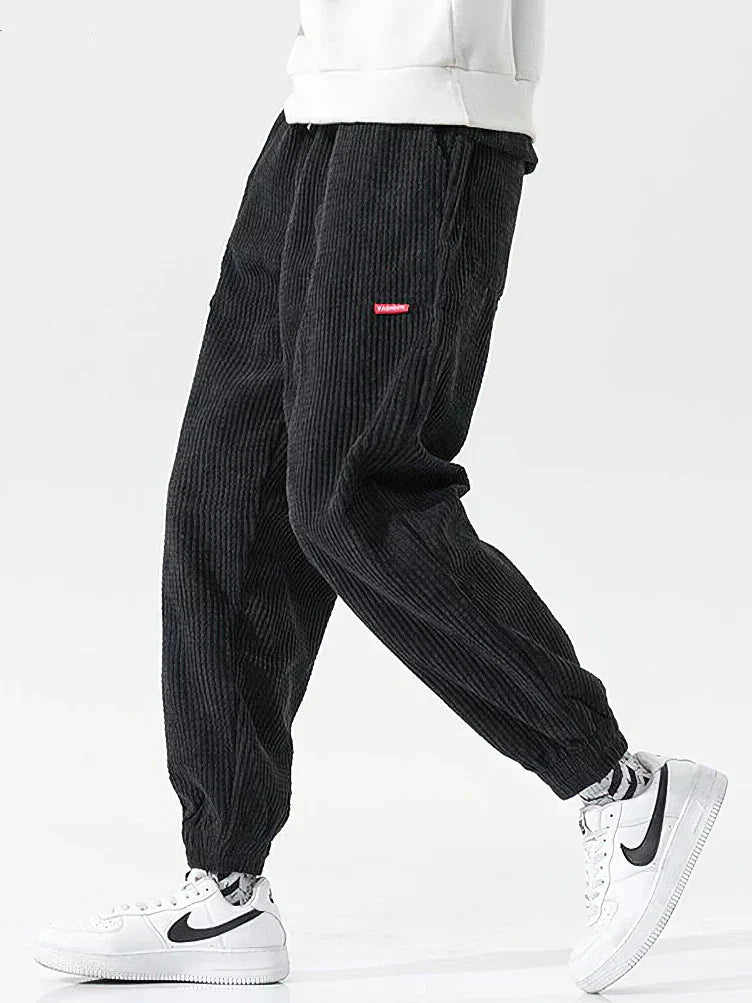 Bequeme und weite Herren-Cord-Laufhose - kombiniert Komfort mit modernem Stil