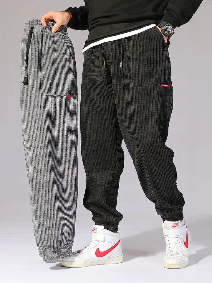 Bequeme und weite Herren-Cord-Laufhose - kombiniert Komfort mit modernem Stil