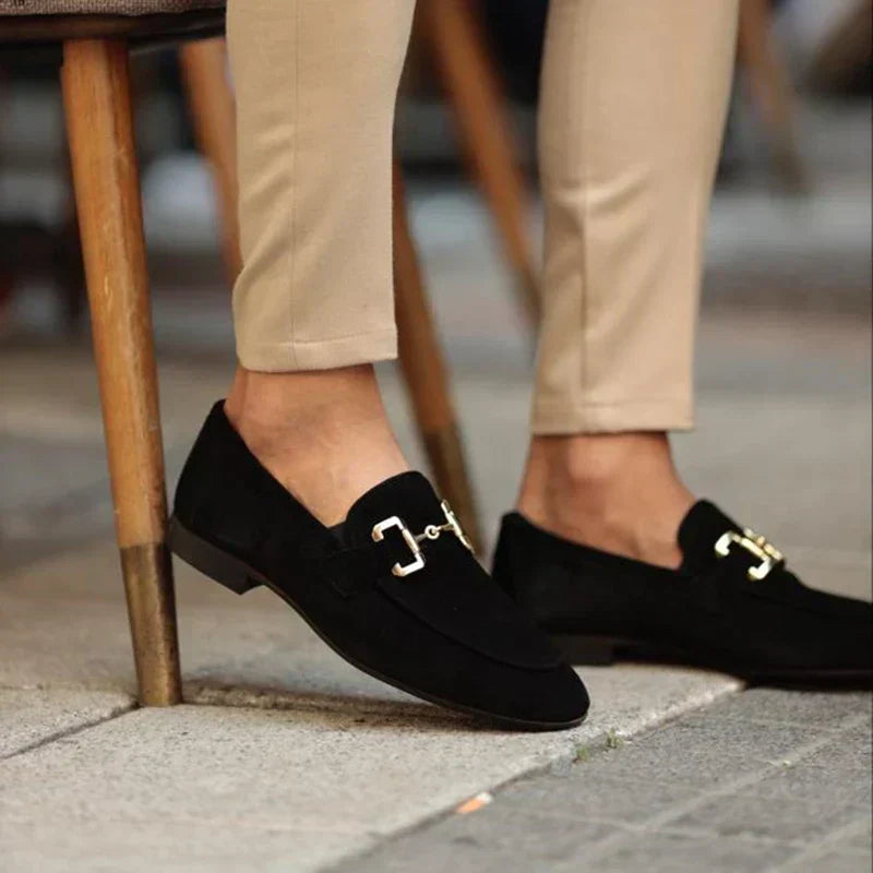 Exklusive Herren-Slipper aus Wildleder mit Schnürsenkeln - das perfekte elegante Accessoire