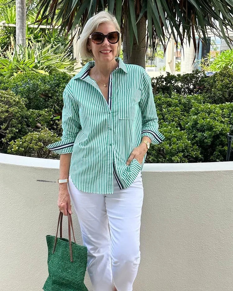 Modisches gestreiftes Button-Down-Hemd für Damen - klassisch und elegant für den Alltag